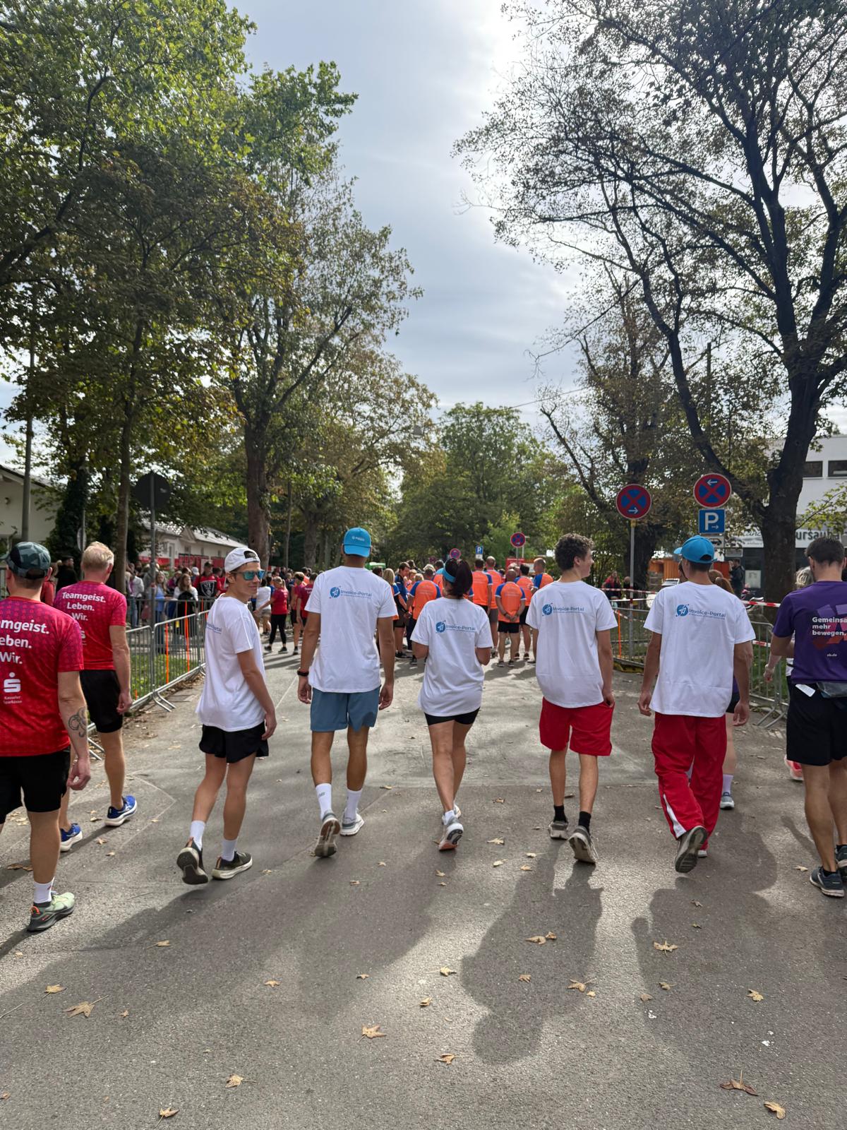 Das Webware-Team beim Firmenlauf Kassel im Invoice-Portal-Outfit
